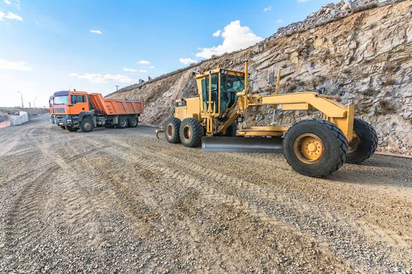 Camiones Excavadoras Moviendo Tierra Para Construcción Una Carretera — Foto de Stock