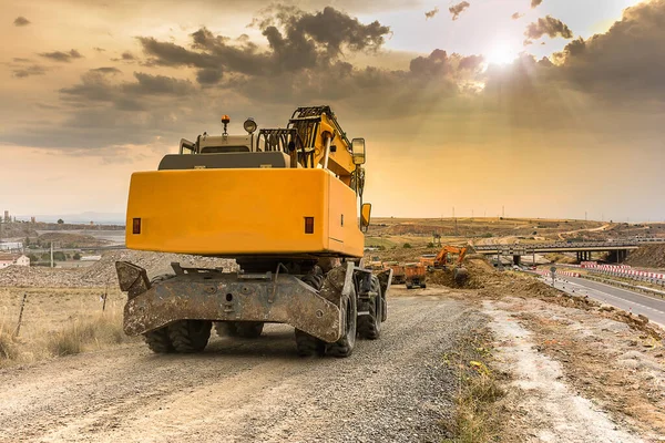 Kamyon Kazıcılar Otoyol Inşaatı Için Toprağı Hareket Ettiriyor — Stok fotoğraf