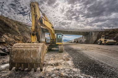 Bir otoyol inşaatında kazıcı