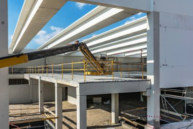 Mobil asansörü olan bir endüstriyel depo inşaatı