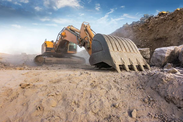 Excavadora Grande Una Excavación Verano — Foto de Stock