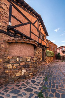 Segovia 'nın (İspanya) renk güzergahı üzerinde kırmızı denilen bir köyde Villacorta)