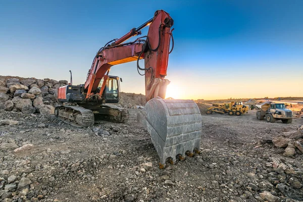 Grävmaskin Gruvfabrik Där Sten Utvinns — Stockfoto