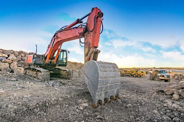 石が抽出される鉱山工場の掘削機 — ストック写真