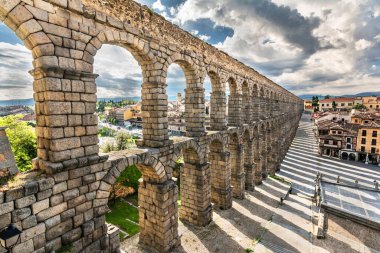 İspanya 'nın ünlü Roma su kemeri. Unesco 'nun İnsanlık Mirası.