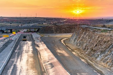 Steamroller daha sonra asfaltlamak için toprak sıkıştırma çalışması yapıyor