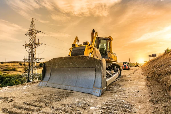 Kazıcı bir yol inşaatında hendek kazıyor.