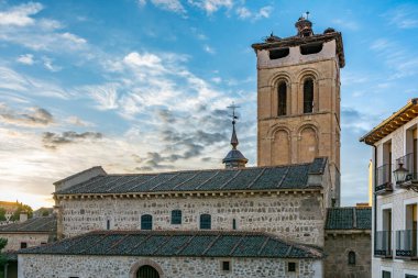Segovia 'nın tarihi merkezinde bulunan San Justo y Pastor Kilisesi, 12. yüzyıl civarında inşa edilmiştir (İspanya).)