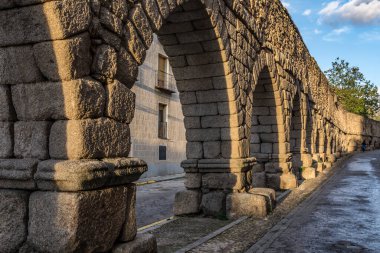 İspanya 'nın ünlü Roma su kemeri. Unesco 'nun İnsanlık Mirası.