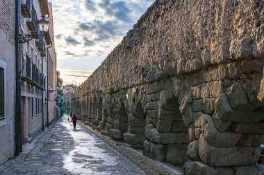 İspanya 'nın ünlü Roma su kemeri. Unesco 'nun İnsanlık Mirası.