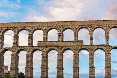 İspanya 'nın ünlü Roma su kemeri. Unesco 'nun İnsanlık Mirası.