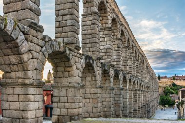 İspanya 'nın ünlü Roma su kemeri. Unesco 'nun İnsanlık Mirası.