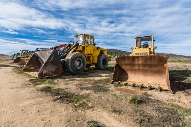 Kiralık ya da satılık kazı makineleri filosu