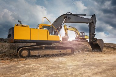 İnşaat alanında bir grup makine.