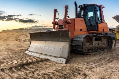 Bir inşaatta kazıcı zemini düzleştiriyor