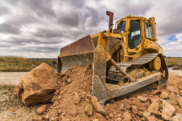 Excavadora Moviendo Tierra Obras Construcción Una Carretera —  Fotos de Stock