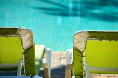 Havuzun kenarındaki dinlenme yerleri.