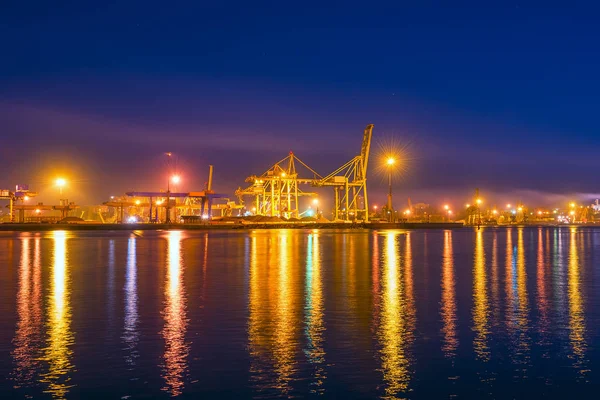 Tipo de porto noturno . — Fotografia de Stock