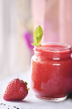 Çilek smoothies ve çilek