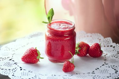 Çilek smoothies ve çilek