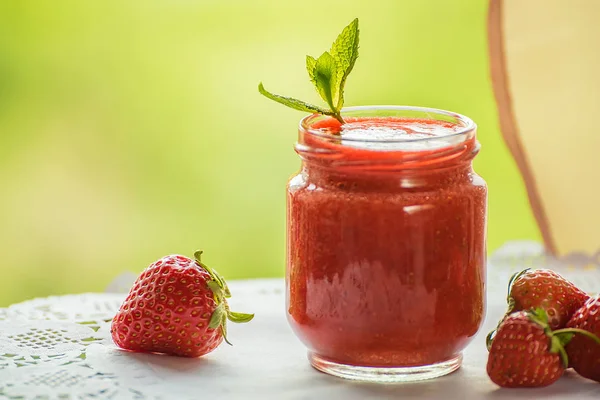 Çilek smoothies ve çilek 