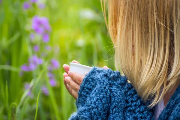 Meisje in de tuin met een kopje — Stockfoto