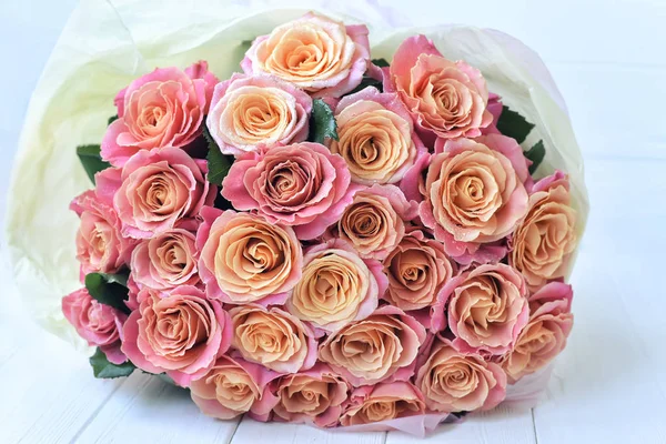 A bouquet of delicate pink roses — Stock Photo, Image