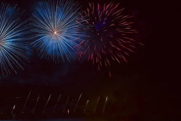 Fireworks salute in the night sky. — Stock Photo, Image