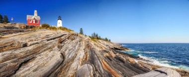 Atlantik Okyanusu kayalık yüksek kıyısında deniz feneri. Amerika Birleşik Devletleri. Maine.