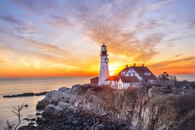 Şafakta sahilde deniz feneri. 