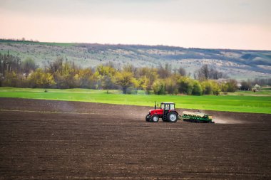 Traktör agrimotor yere çalışma.