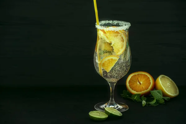 Bicchiere con una bevanda con frutta arancia e lime , — Foto Stock