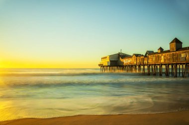 Sabahın erken saatlerinde okyanus.