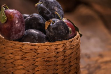  Eski bir hasır sepet içinde Erik meyve