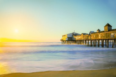 Sabahın erken saatlerinde okyanus.