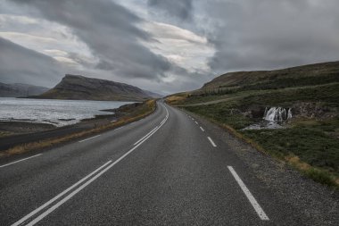 bir şelale kaçmak yol boyunca tepelere doğru bir ıssız asfalt yol.