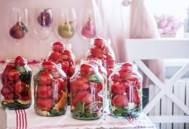 Cam Kavanoz hazır tablo üzerinde domates 