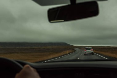 Geniş expanses arasında yolda hareket eden arabanın içinde görünümünden.