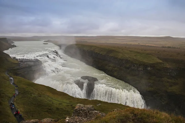 Krachtige grote prachtige waterval temidden van de uitgestrekte. — Stockfoto