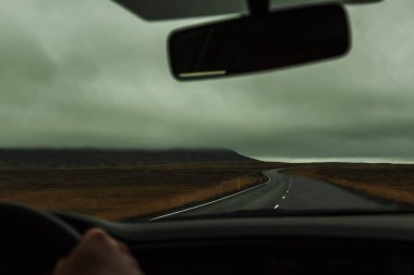 Geniş expanses arasında yolda hareket eden arabanın içinde görünümünden.