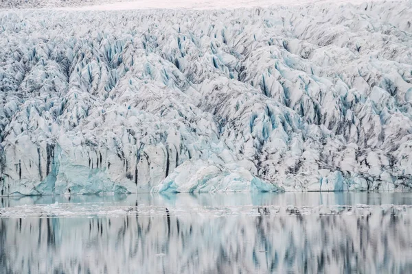 Ο παγετώνας αντανακλάται στο νερό. — Φωτογραφία Αρχείου