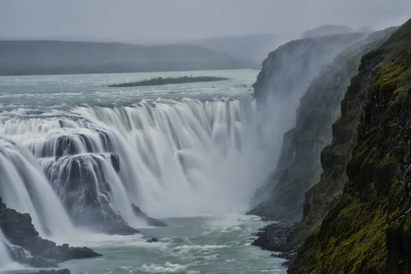 Vízesés Izland komor, súlyos időjárási, — Stock Fotó