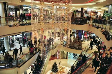 bir alışveriş merkezi Festival Noel görünümünü sahne ve ışık ile dekore edilmiş.