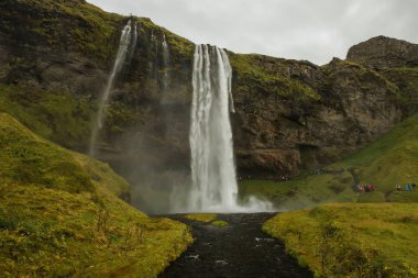Şelale İzlanda. Kasvetli, şiddetli hava, kasvetli gökyüzü.