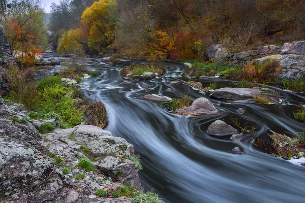 Un flusso veloce che scorre lungo le pittoresche rive — Foto Stock