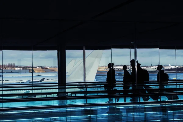 Silhouetten van mensen in het luchthavengebouw — Stockfoto