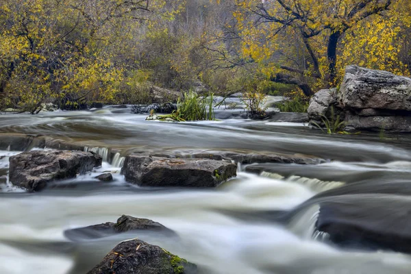 Un flusso veloce che scorre lungo le pittoresche rive — Foto Stock