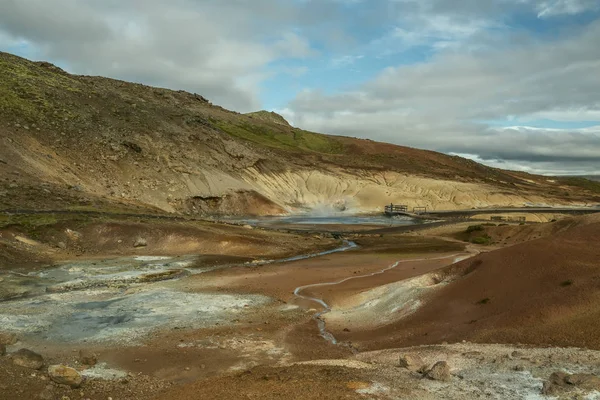 矿浆在冰岛的温泉。有趣的丘陵景观。多彩多姿的品种. — 图库照片
