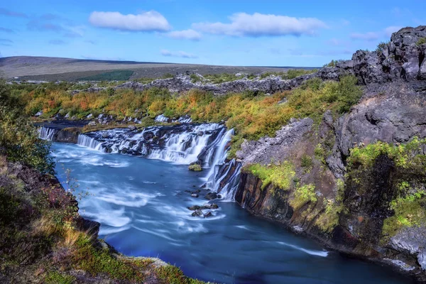 Molte cascate, un bellissimo fiume veloce . — Foto Stock
