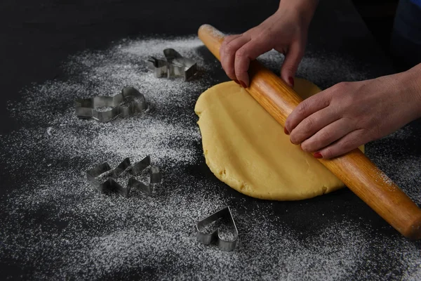 O processo de distribuição de massa para biscoitos caseiros . — Fotografia de Stock